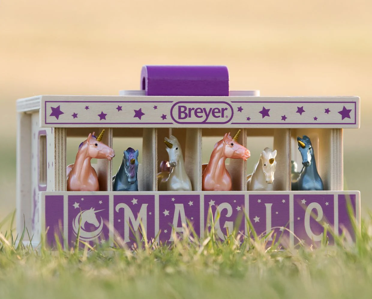 Unicorn Magic Wood Carry Stable with 6 Unicorns - Image 2