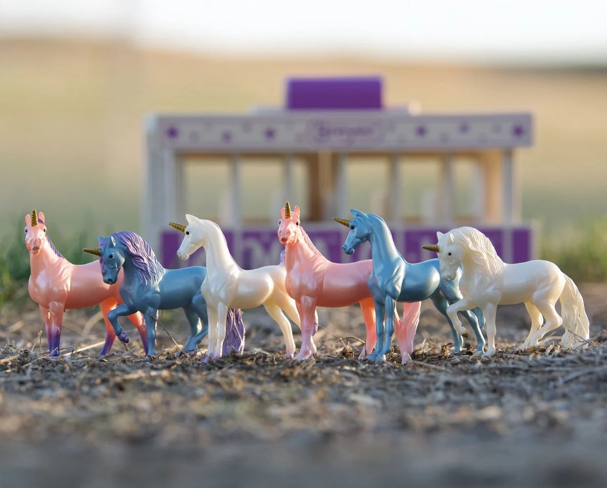 Unicorn Magic Wood Carry Stable with 6 Unicorns - Image 3